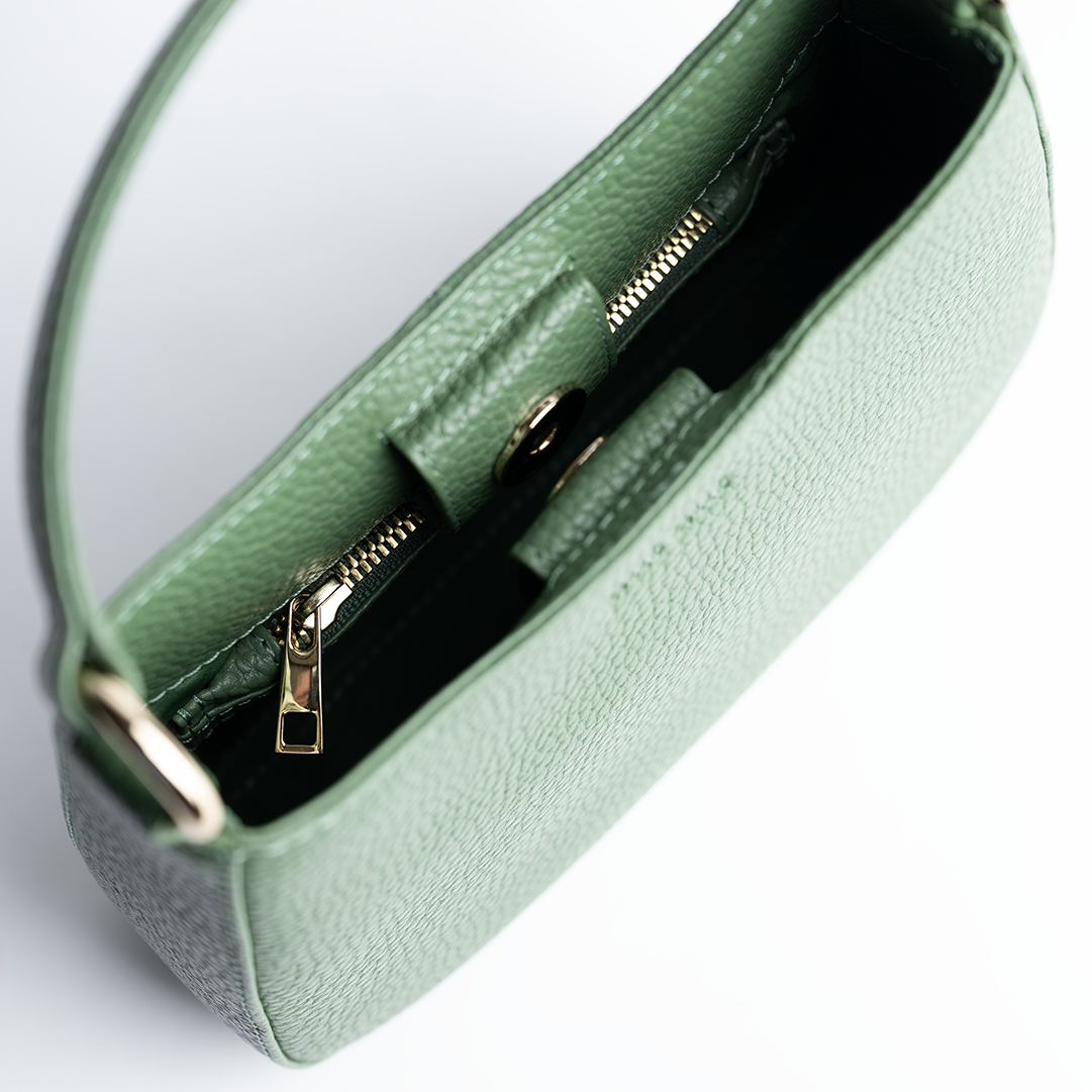 Borsa mini in pelle martellata colore verde salvia artigianale Aut Aut Studio – vista dettaglio