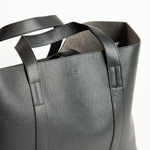 Borsa con doppio manico in pelle martellata colore nero artigianale Aut Aut Studio – vista dettaglio