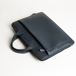 Borsa laptop 15" in pelle martellata colore blu navy artigianale Aut Aut Studio – vista laterale