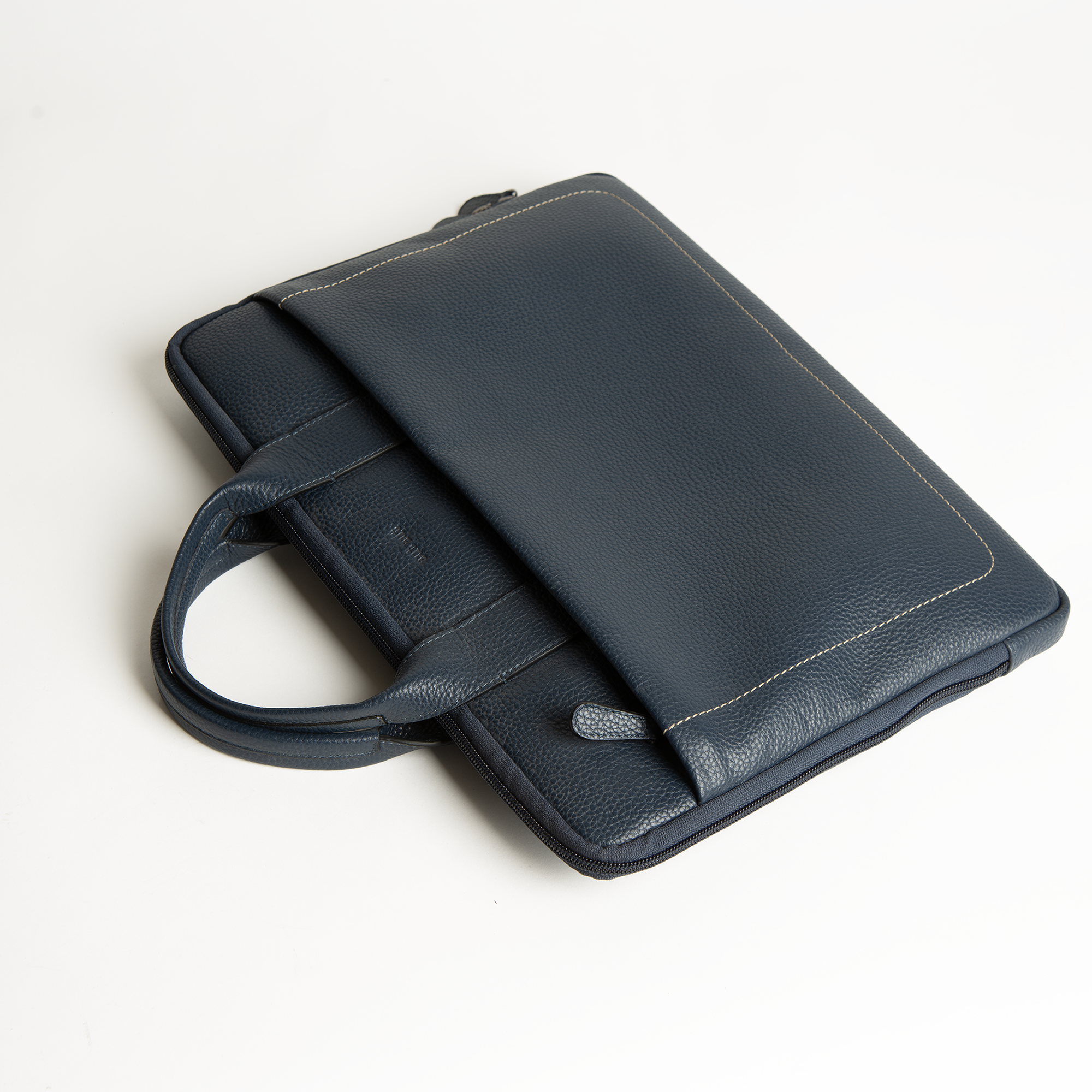 Borsa laptop 15" in pelle martellata colore blu navy artigianale Aut Aut Studio – vista laterale