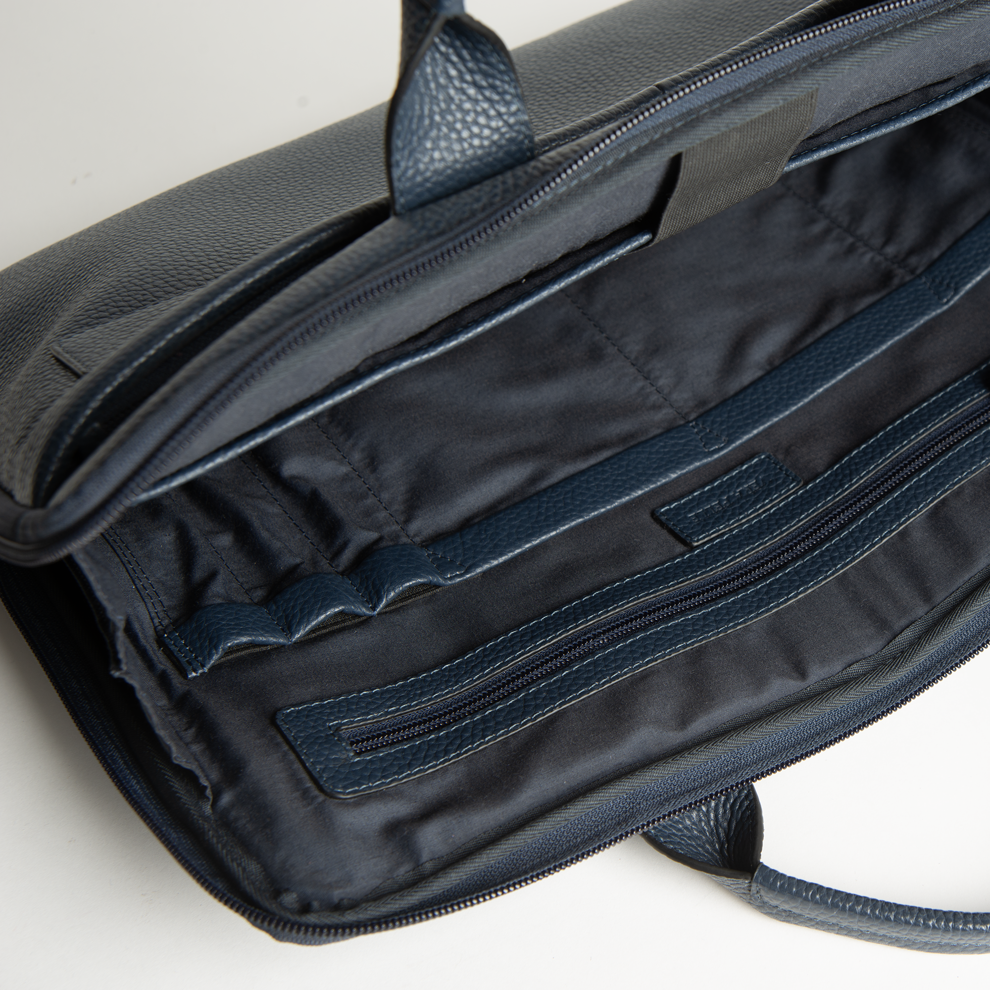 Borsa laptop 15" in pelle martellata colore blu navy artigianale Aut Aut Studio – vista dettaglio