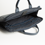 Borsa laptop 15" in pelle martellata colore blu navy artigianale Aut Aut Studio – vista dettaglio