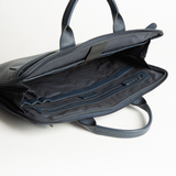 Borsa laptop 15" in pelle martellata colore blu navy artigianale Aut Aut Studio – vista dettaglio