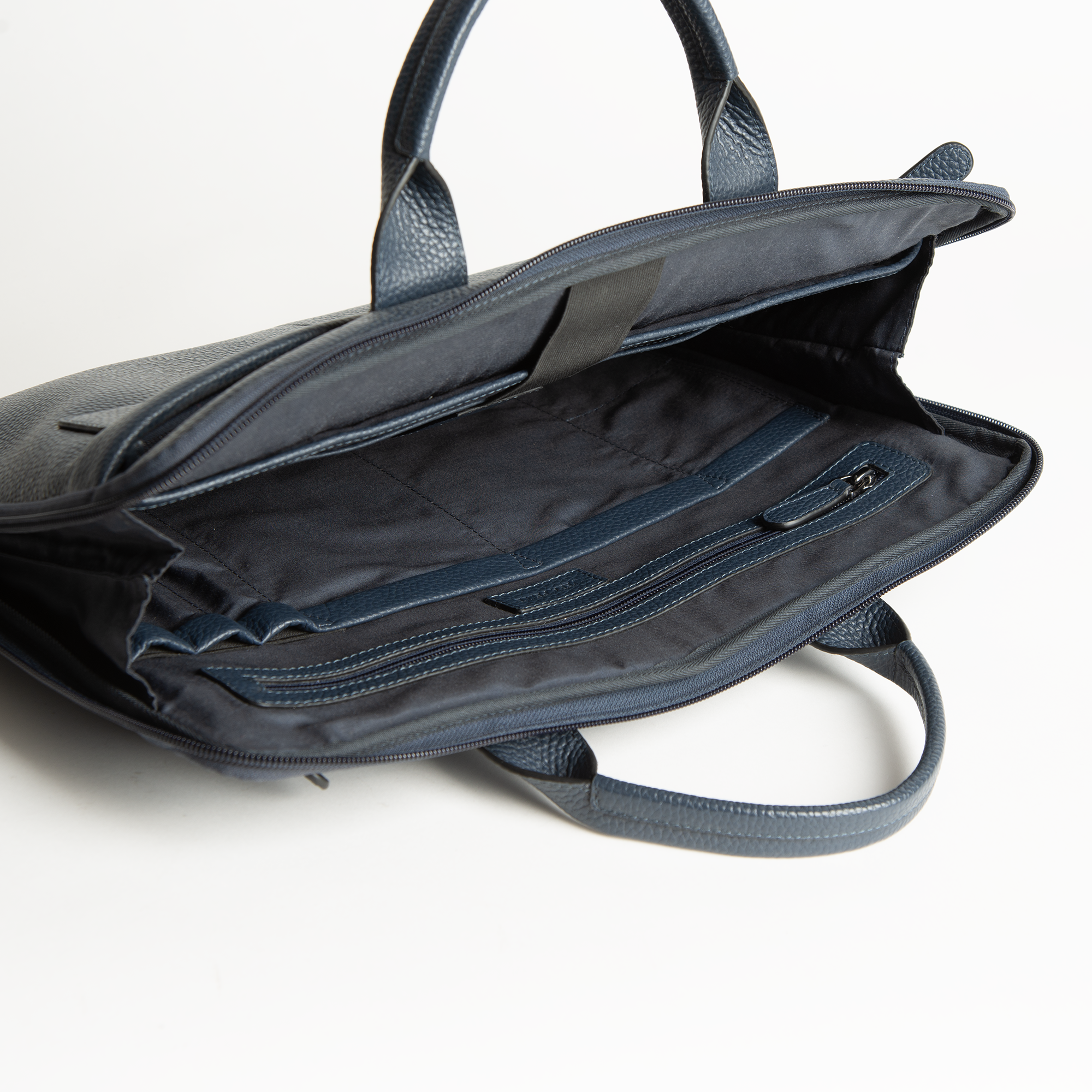 Borsa laptop 15" in pelle martellata colore blu navy artigianale Aut Aut Studio – vista dettaglio