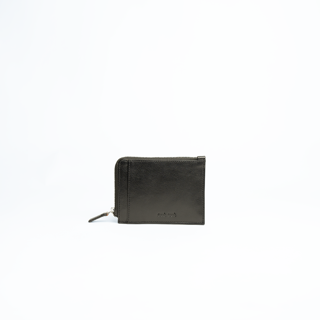Porta documenti e carte in pelle conciata al vegetale colore nero artigianale Aut Aut Studio – vista frontale