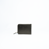 Porta documenti e carte in pelle conciata al vegetale colore nero artigianale Aut Aut Studio – vista frontale