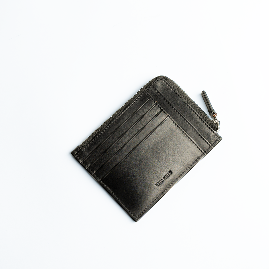 Porta documenti e carte in pelle conciata al vegetale colore nero artigianale Aut Aut Studio – vista dall'alto