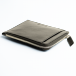 Porta documenti e carte in pelle conciata al vegetale colore nero artigianale Aut Aut Studio – vista laterale