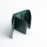 Portafoglio in pelle liscia primo fiore colore verde artigianale donna protezione RFID Aut Aut Studio – vista dettaglio