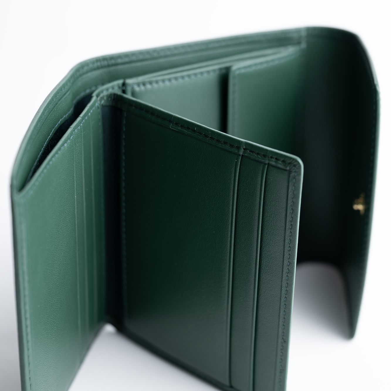 Portafoglio in pelle liscia primo fiore colore verde artigianale donna protezione RFID Aut Aut Studio – vista dettaglio