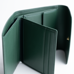 Portafoglio in pelle liscia primo fiore colore verde artigianale donna protezione RFID Aut Aut Studio – vista dettaglio