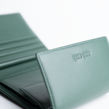 Portafoglio in pelle liscia primo fiore colore verde artigianale donna protezione RFID Aut Aut Studio – vista dettaglio