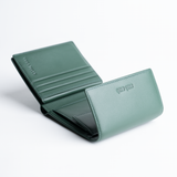 Portafoglio in pelle liscia primo fiore colore verde artigianale donna protezione RFID Aut Aut Studio – vista laterale