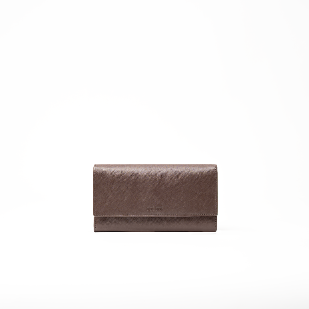 Portafoglio in pelle saffiano colore marrone cioccolato artigianale protezione RFID donna Aut Aut Studio – vista frontale