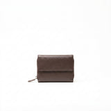 Portafoglio in pelle saffiano colore marrone cioccolato artigianale donna protezione RFID Aut Aut Studio – vista frontale