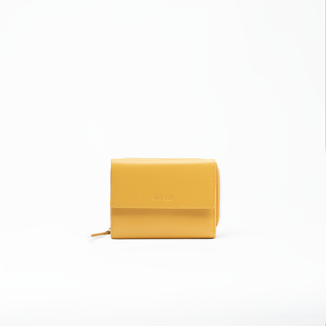 Portafoglio in pelle saffiano colore giallo senape artigianale donna protezione RFID Aut Aut Studio – vista frontale