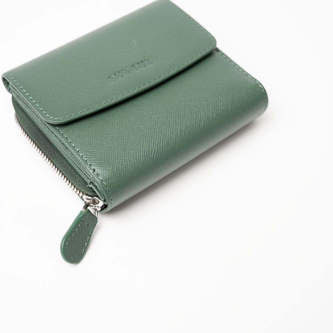 Portafoglio in pelle saffiano colore verde bosco artigianale donna protezione RFID Aut Aut Studio – vista frontale