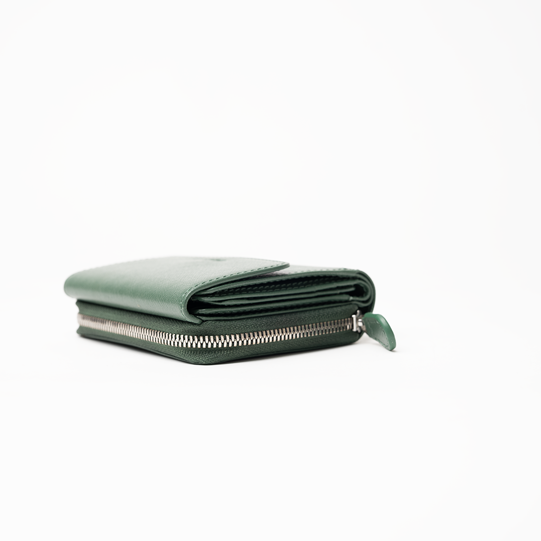 Portafoglio in pelle saffiano colore verde bosco artigianale donna protezione RFID Aut Aut Studio – vista laterale
