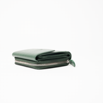 Portafoglio in pelle saffiano colore verde bosco artigianale donna protezione RFID Aut Aut Studio – vista laterale