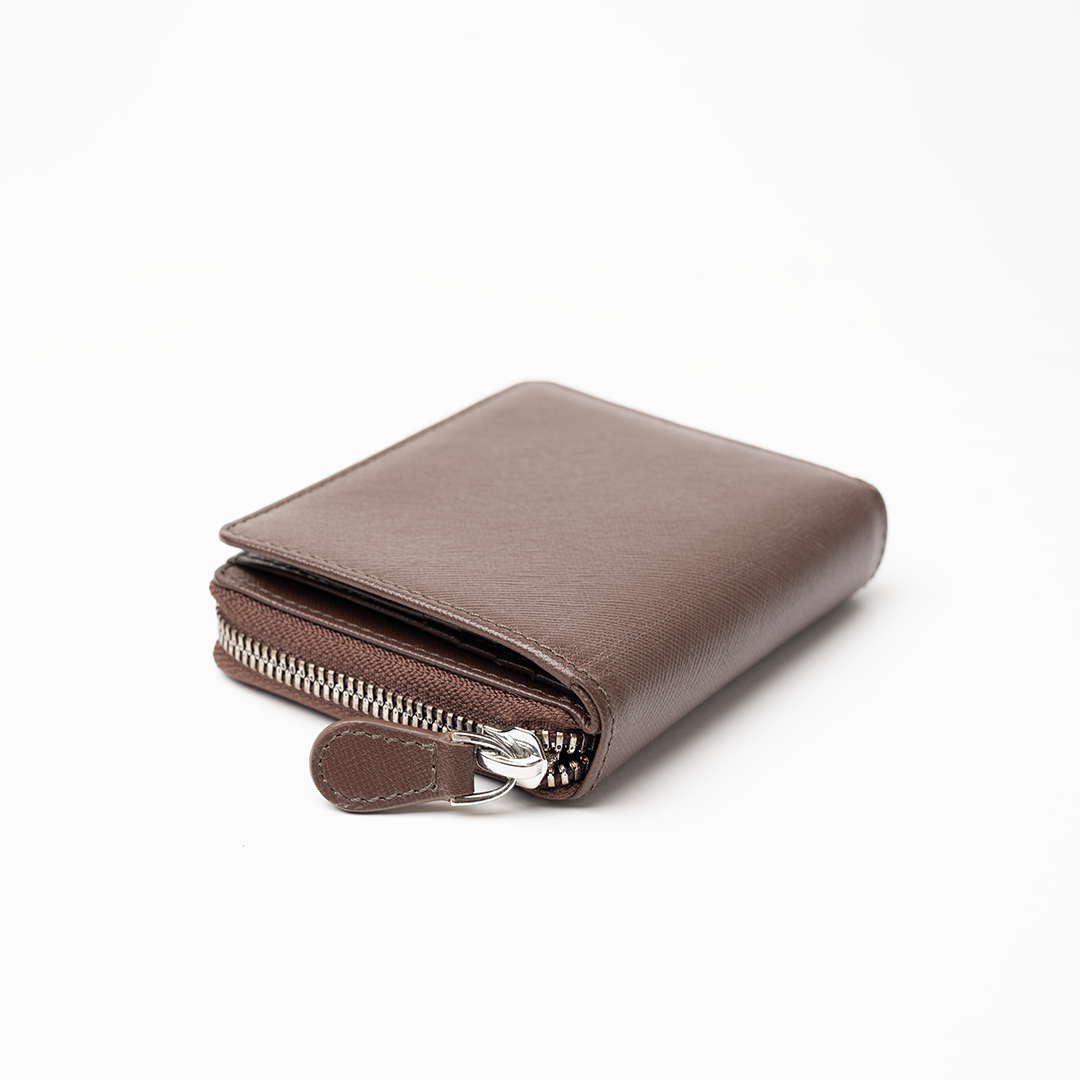 Portafoglio in pelle saffiano colore marrone cioccolato artigianale donna protezione RFID Aut Aut Studio – vista laterale
