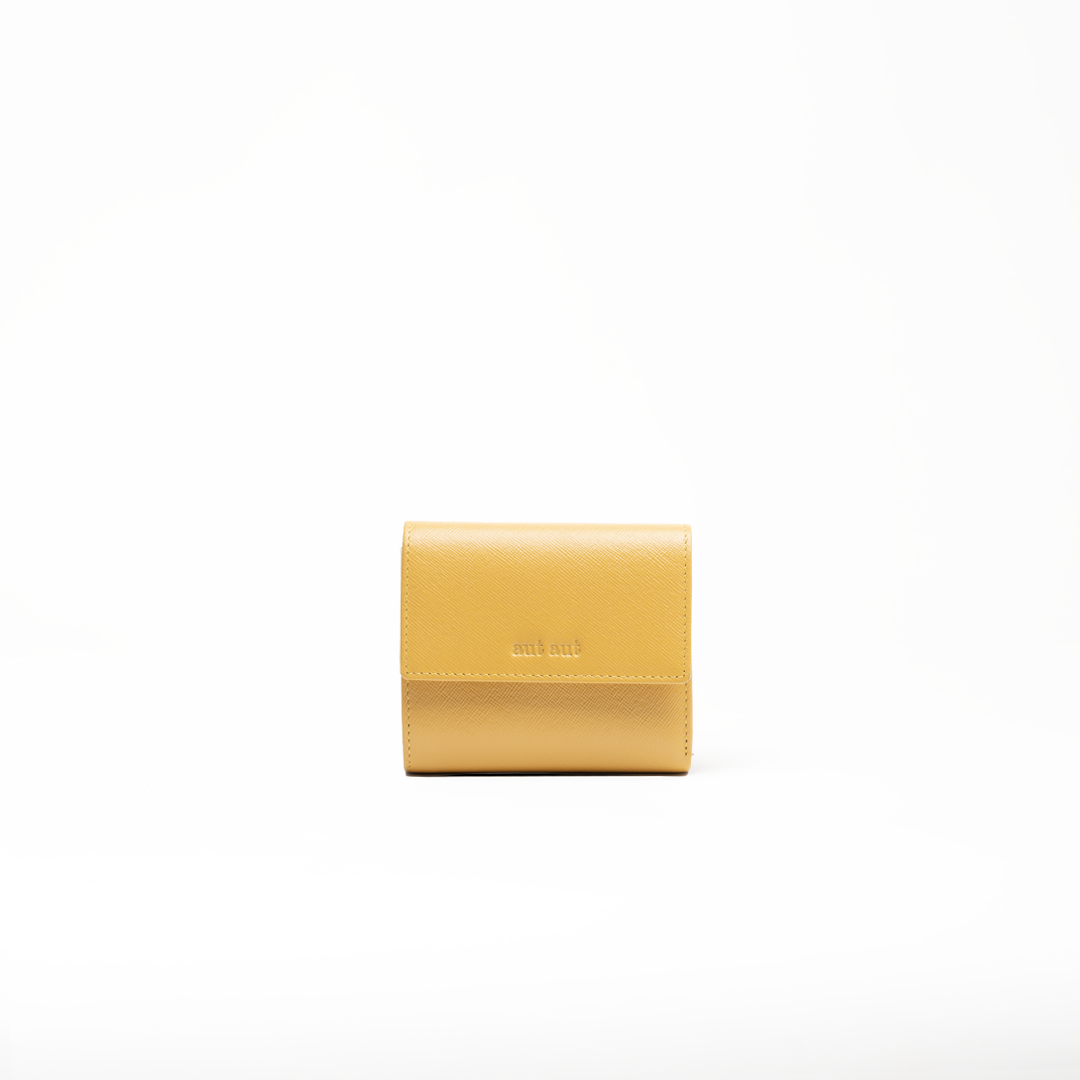 Portafoglio in pelle saffiano colore giallo senape artigianale donna protezione RFID Aut Aut Studio – vista frontale