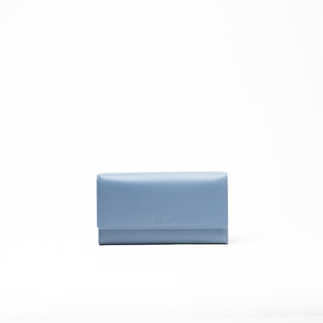 Portafoglio in pelle saffiano colore azzurro glicine artigianale donna protezione RFID Aut Aut Studio – vista frontale