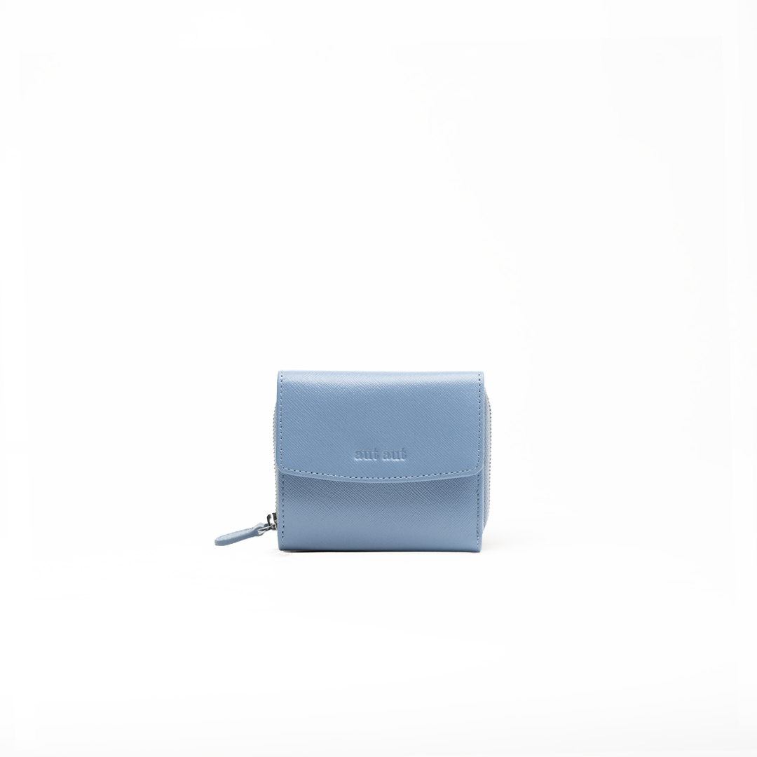 Portafoglio in pelle saffiano colore azzurro glicine artigianale donna protezione RFID Aut Aut Studio – vista frontale