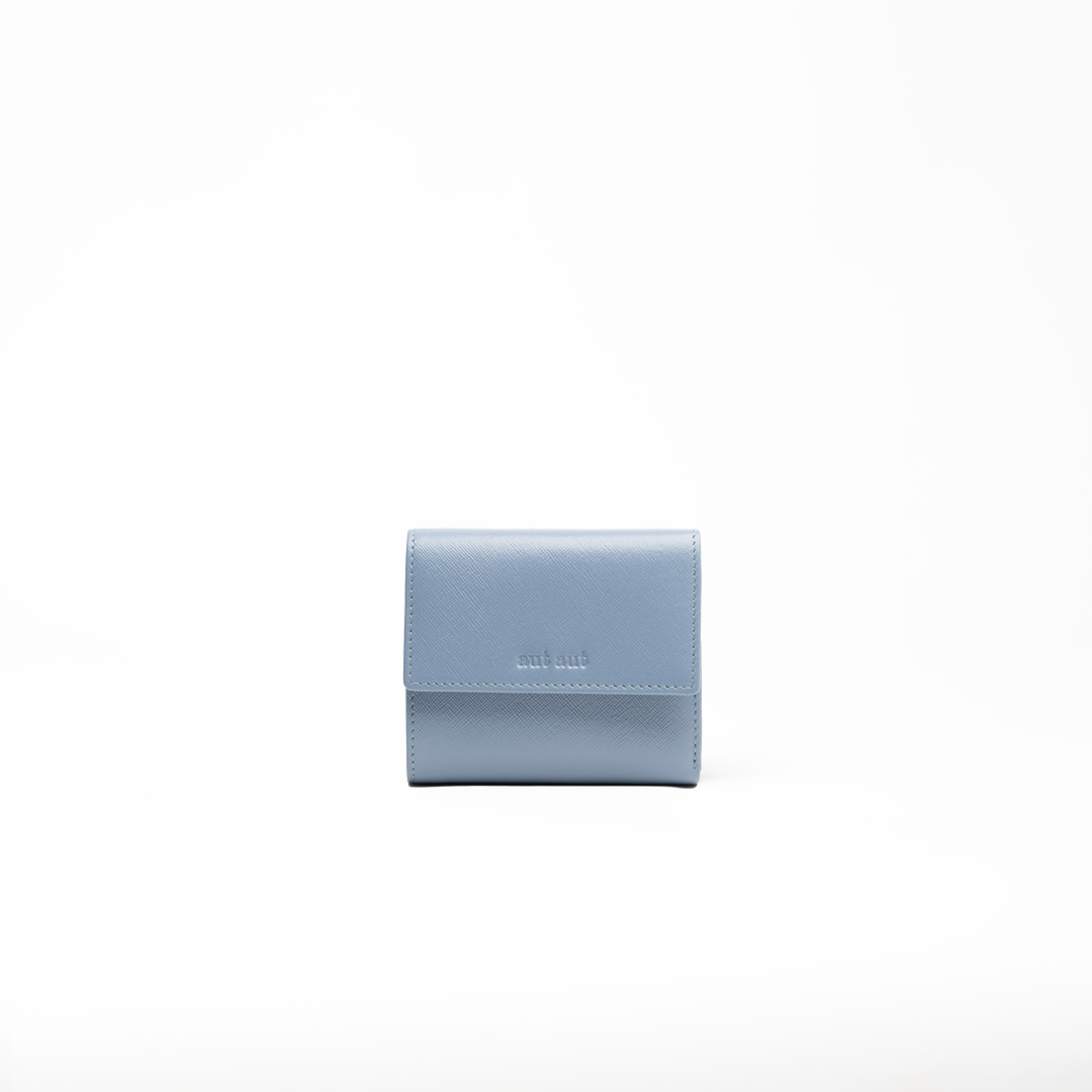 Portafoglio in pelle saffiano colore azzurro glicine artigianale donna protezione RFID Aut Aut Studio – vista frontale