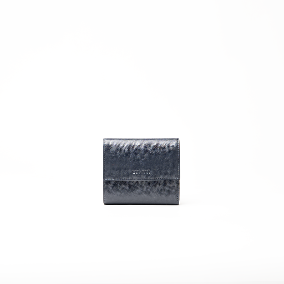 Portafoglio in pelle saffiano colore blu navy artigianale donna protezione RFID Aut Aut Studio – vista frontale