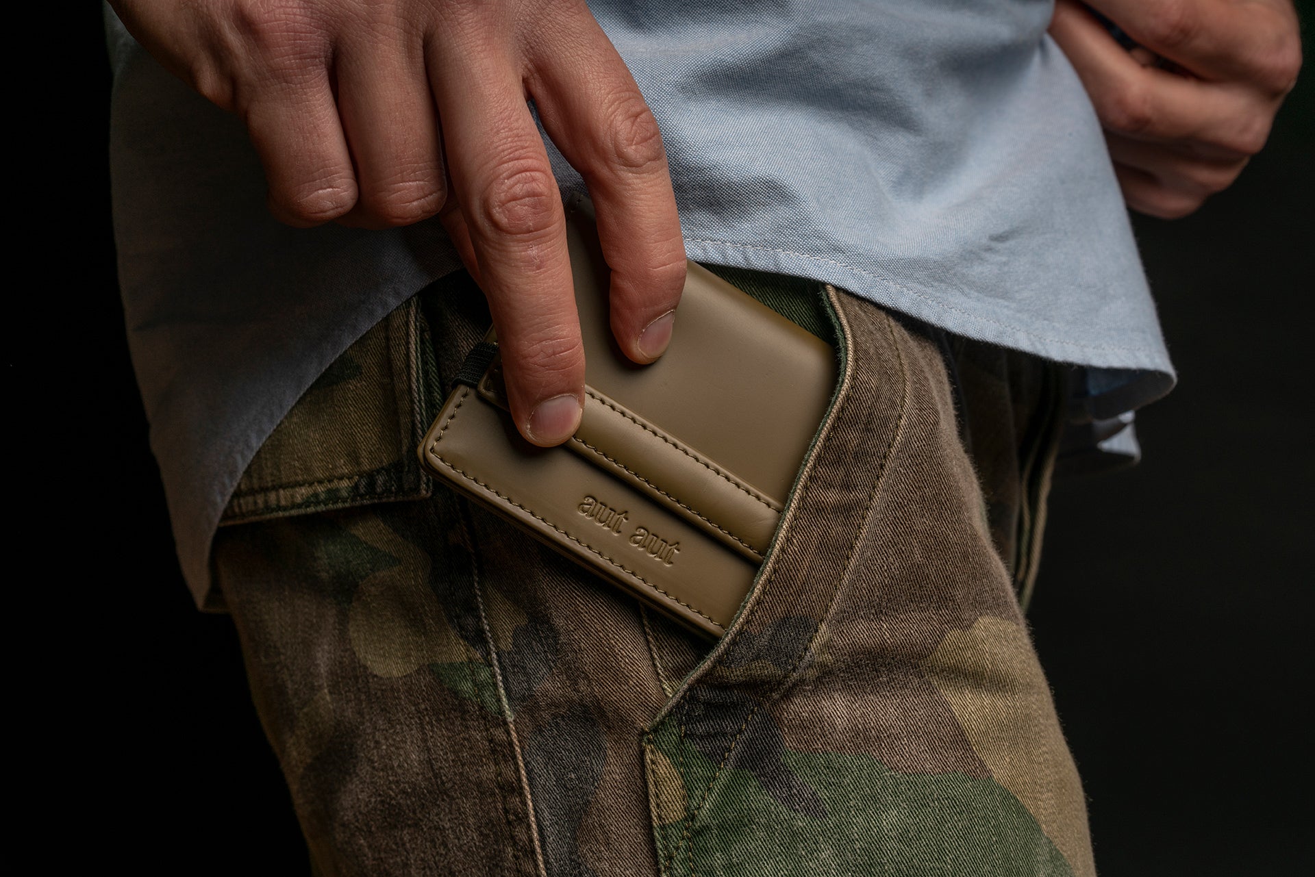 Porta carte e biglietti da visita in pelle liscia verde militare con elastico CARGO #2003 - AUT AUT