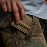 Porta carte e biglietti da visita in pelle liscia verde militare con elastico CARGO #2003 - AUT AUT