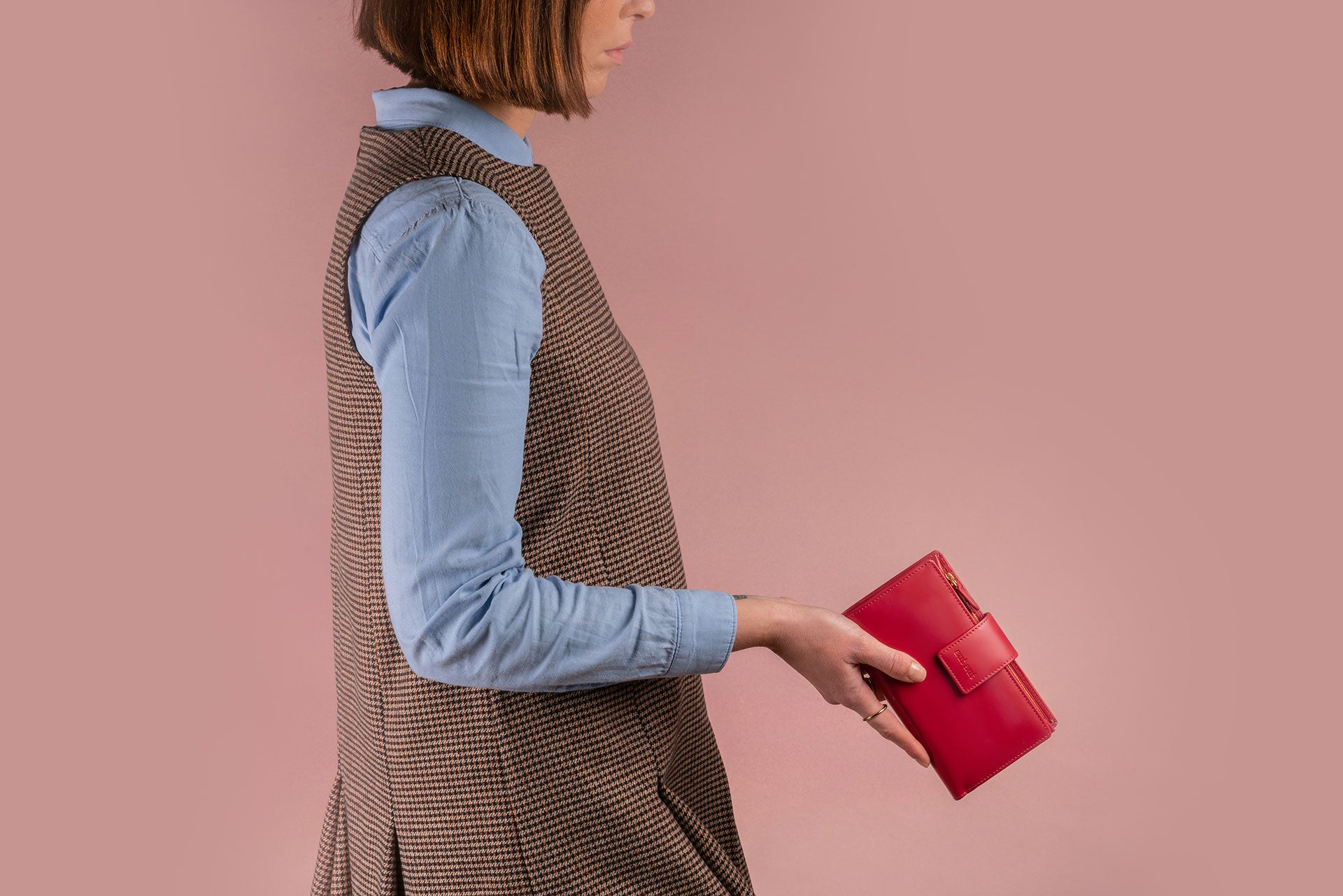 Portafoglio midi donna in pelle liscia colore ciliegia artigianale Aut Aut Studio – indossato