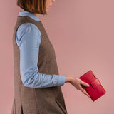 Portafoglio midi donna in pelle liscia colore ciliegia artigianale Aut Aut Studio – indossato
