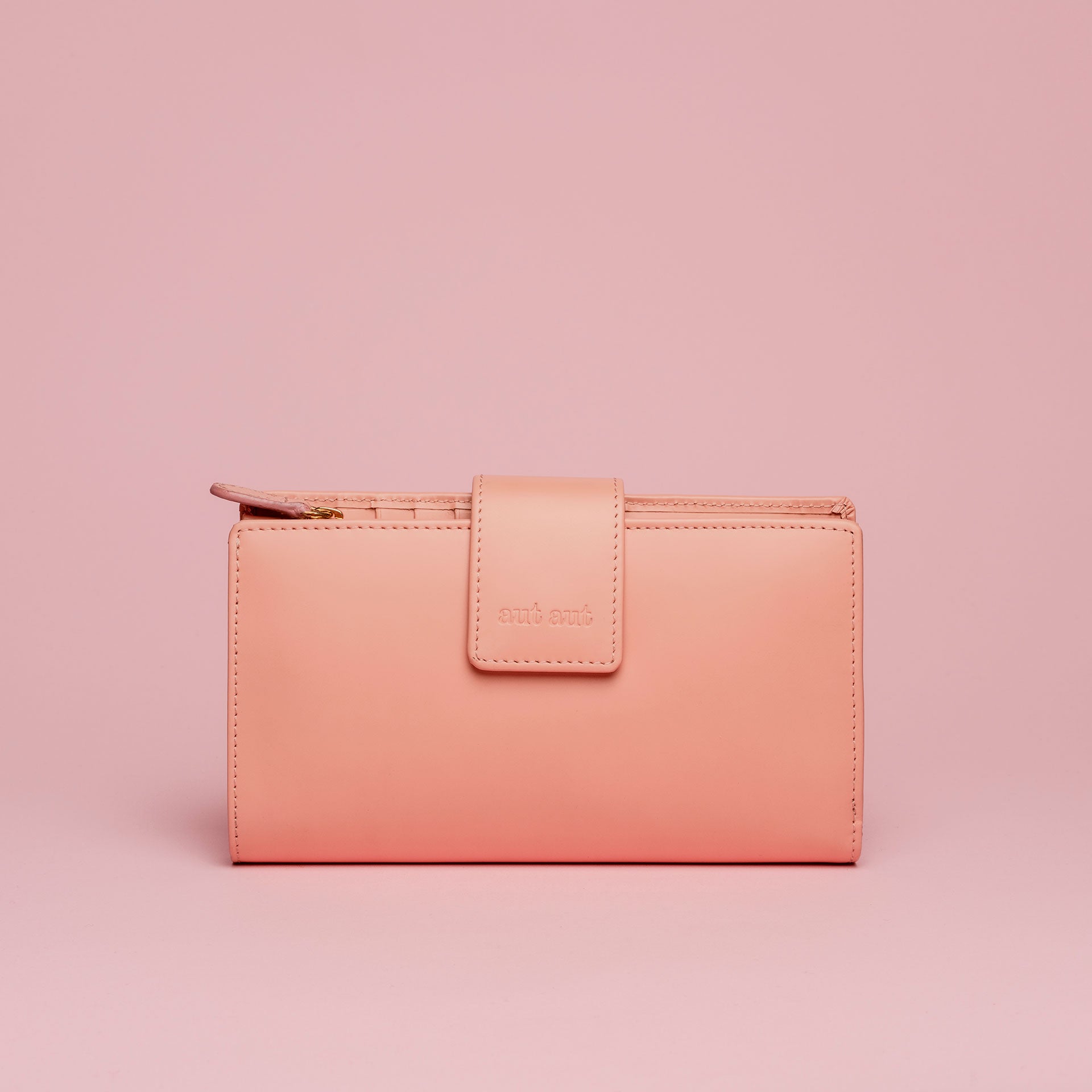 Portafoglio midi donna in pelle liscia colore rosa cipria artigianale Aut Aut Studio – vista frontale