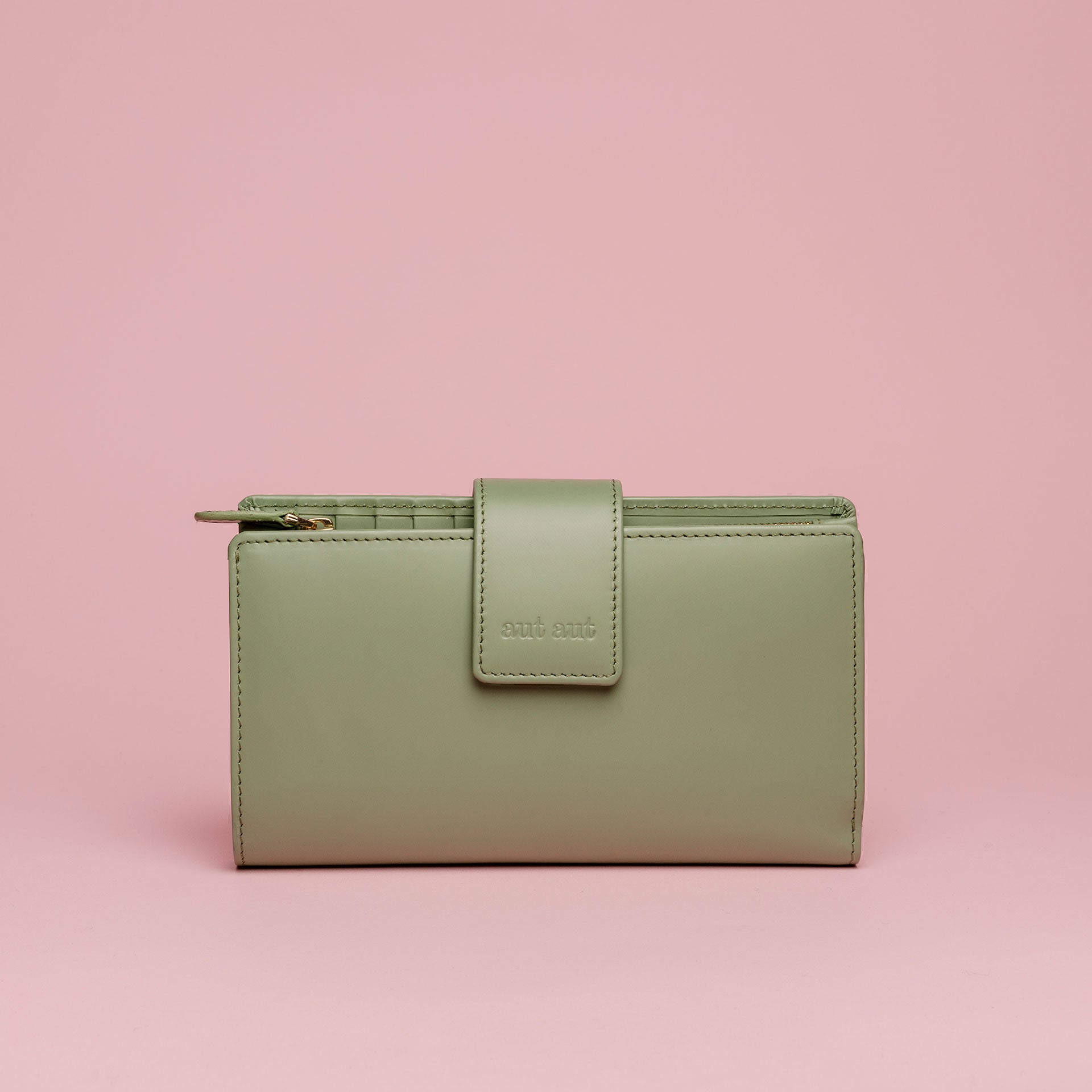 Portafoglio midi donna in pelle liscia colore verde salvia artigianale Aut Aut Studio – vista frontale