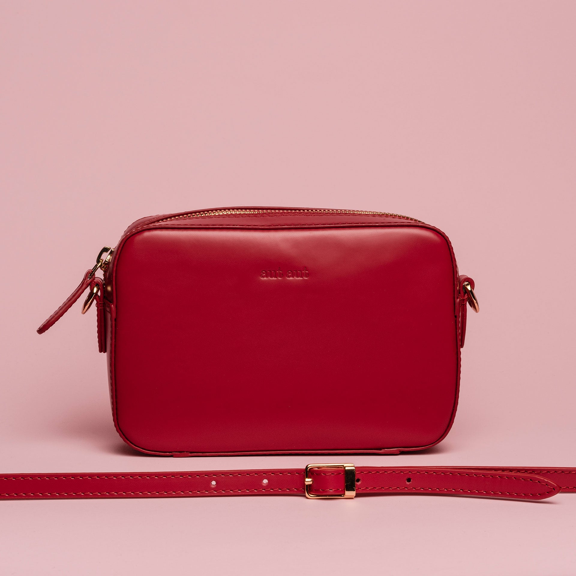 Mini borsa con tracolla in pelle liscia colore ciliegia artigianale Aut Aut Studio – vista frontale