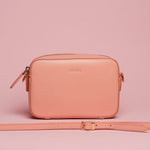 Mini borsa con tracolla in pelle liscia colore cipria artigianale Aut Aut Studio – vista frontale