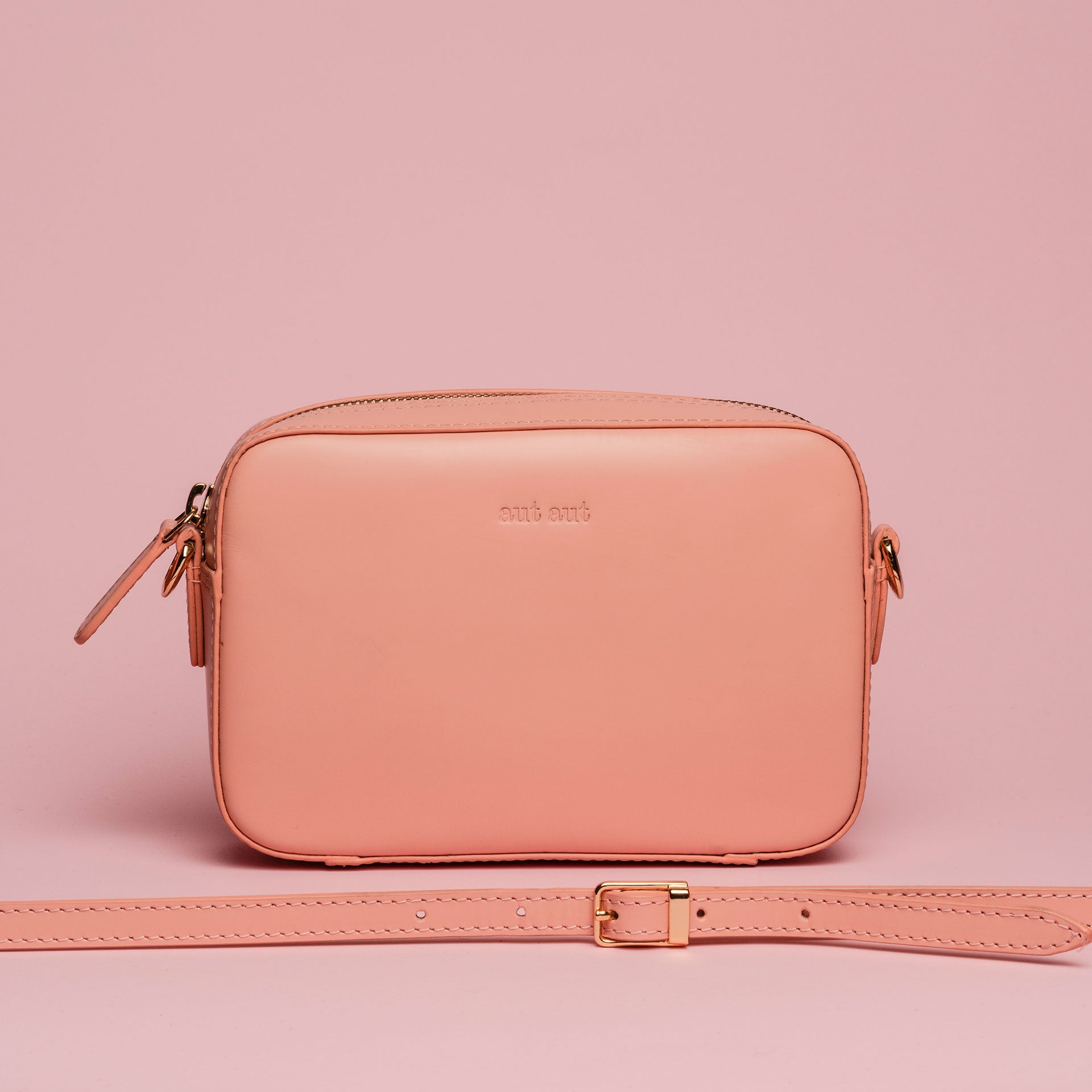 Mini borsa con tracolla in pelle liscia colore cipria artigianale Aut Aut Studio – vista frontale