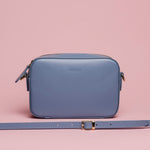 Mini borsa con tracolla in pelle liscia colore glicine artigianale Aut Aut Studio – vista frontale