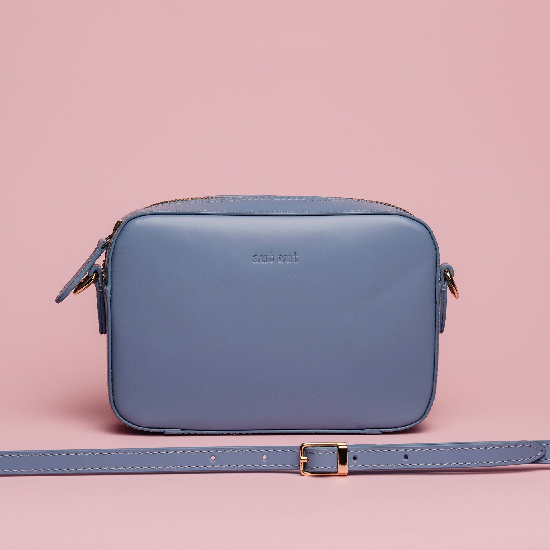 Mini borsa con tracolla in pelle liscia colore glicine artigianale Aut Aut Studio – vista frontale