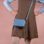 Mini borsa con tracolla in pelle liscia colore glicine artigianale Aut Aut Studio – vista dettaglio