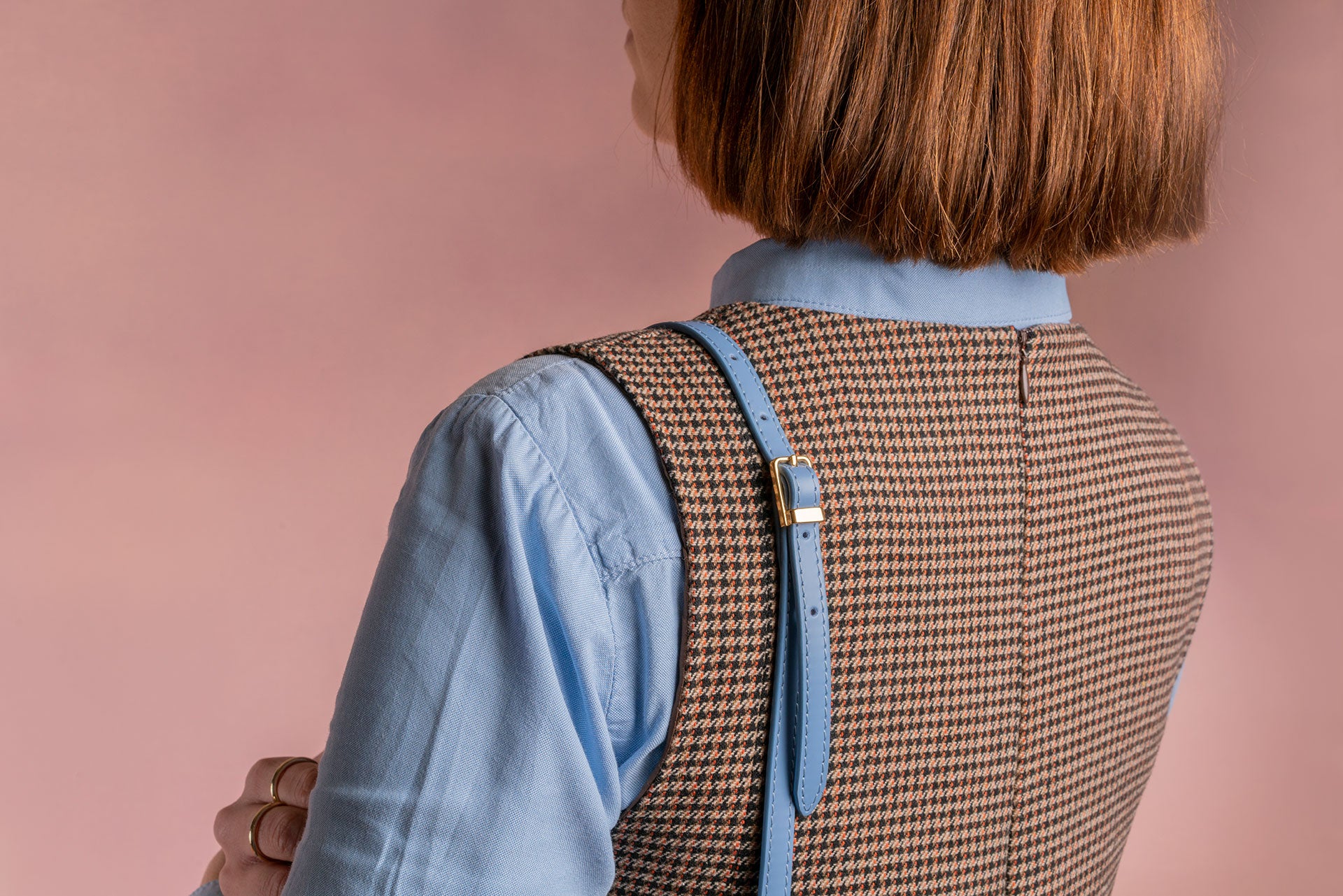 Mini borsa con tracolla in pelle liscia colore glicine artigianale Aut Aut Studio – vista dettaglio