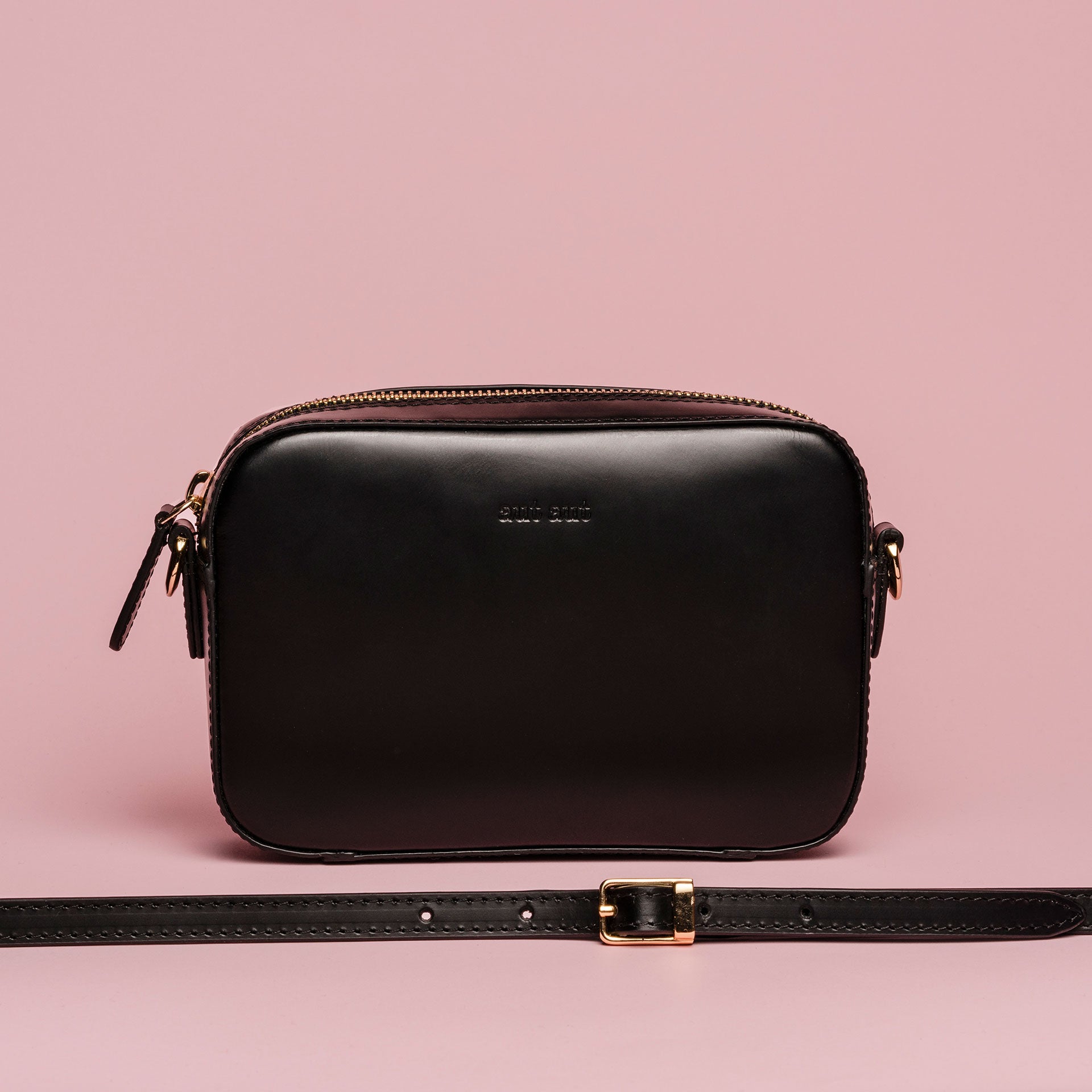Mini borsa con tracolla in pelle liscia colore nero artigianale Aut Aut Studio – vista frontale