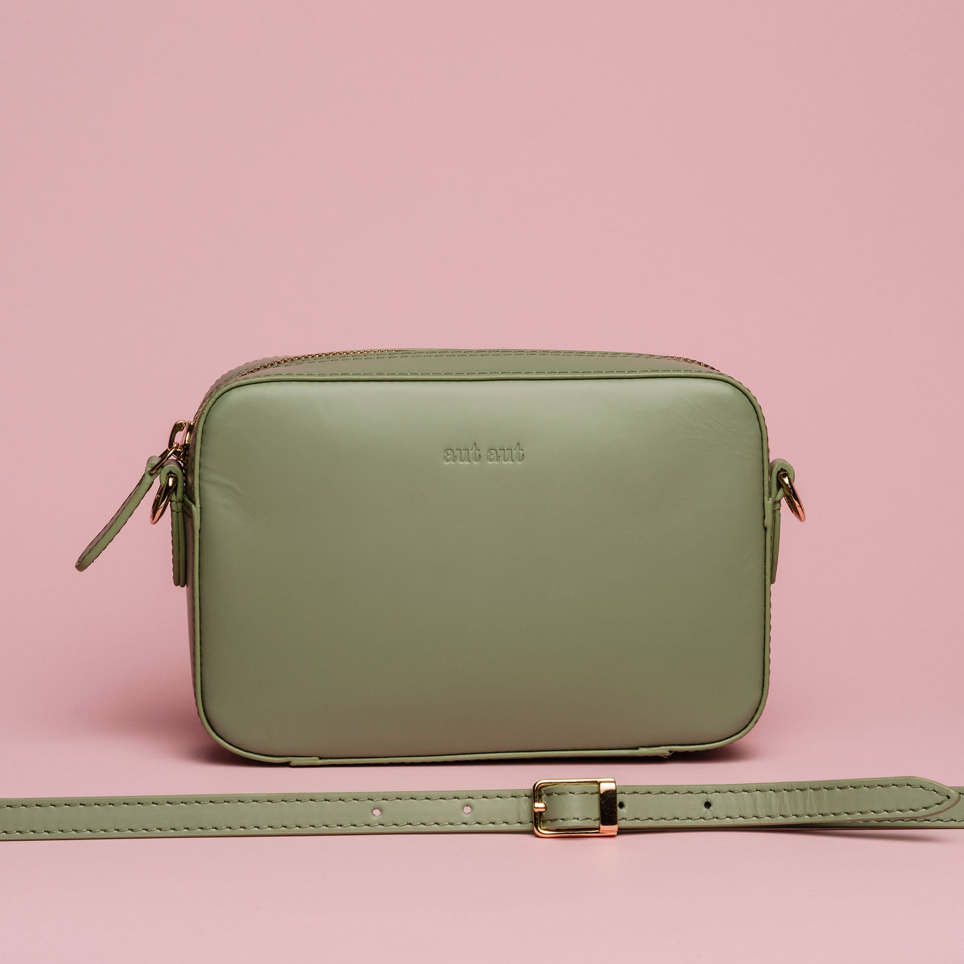 Mini borsa con tracolla in pelle liscia colore verde salvia artigianale Aut Aut Studio – vista frontale